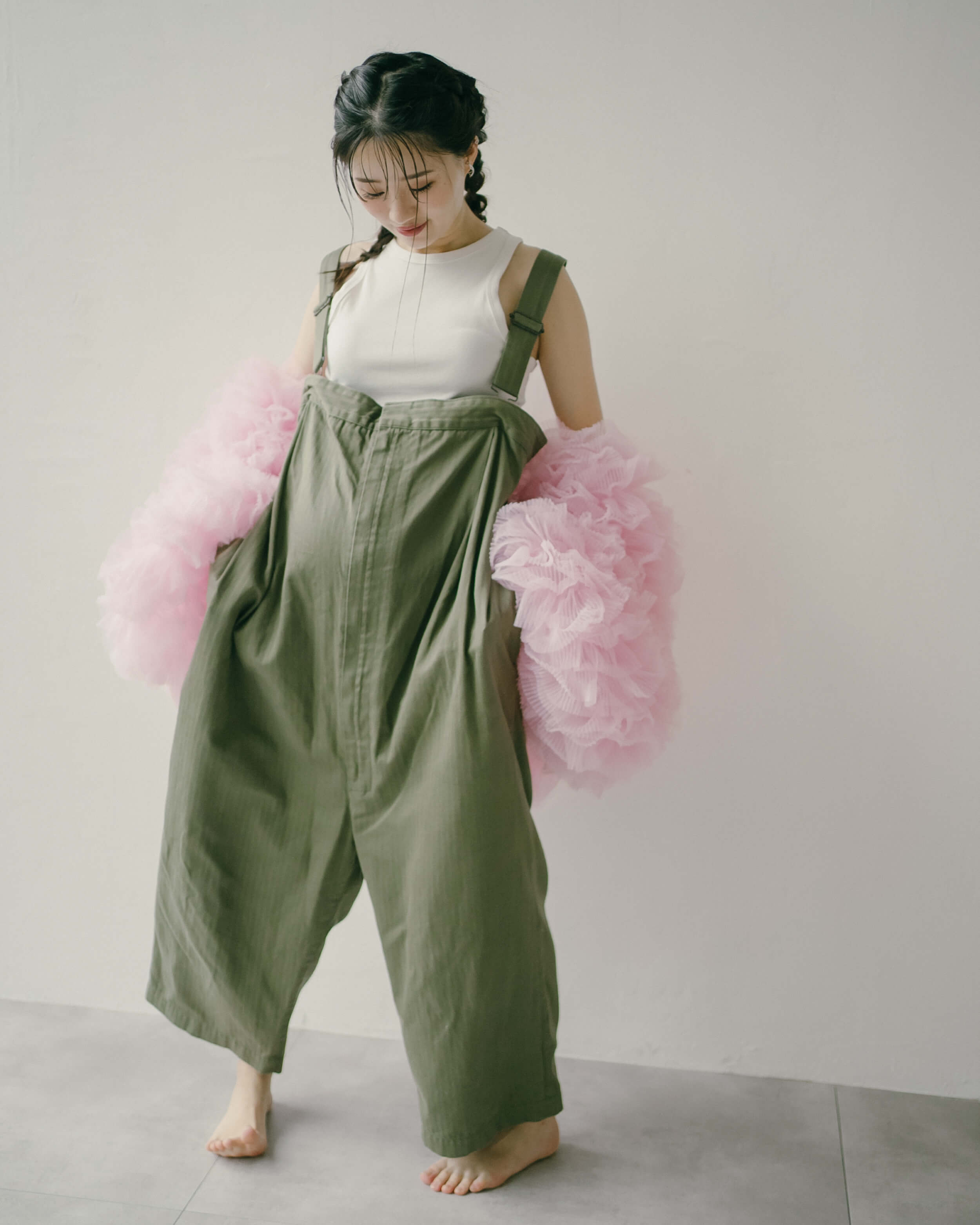私服にファッション小物を取り入れたマタニティコーデ
