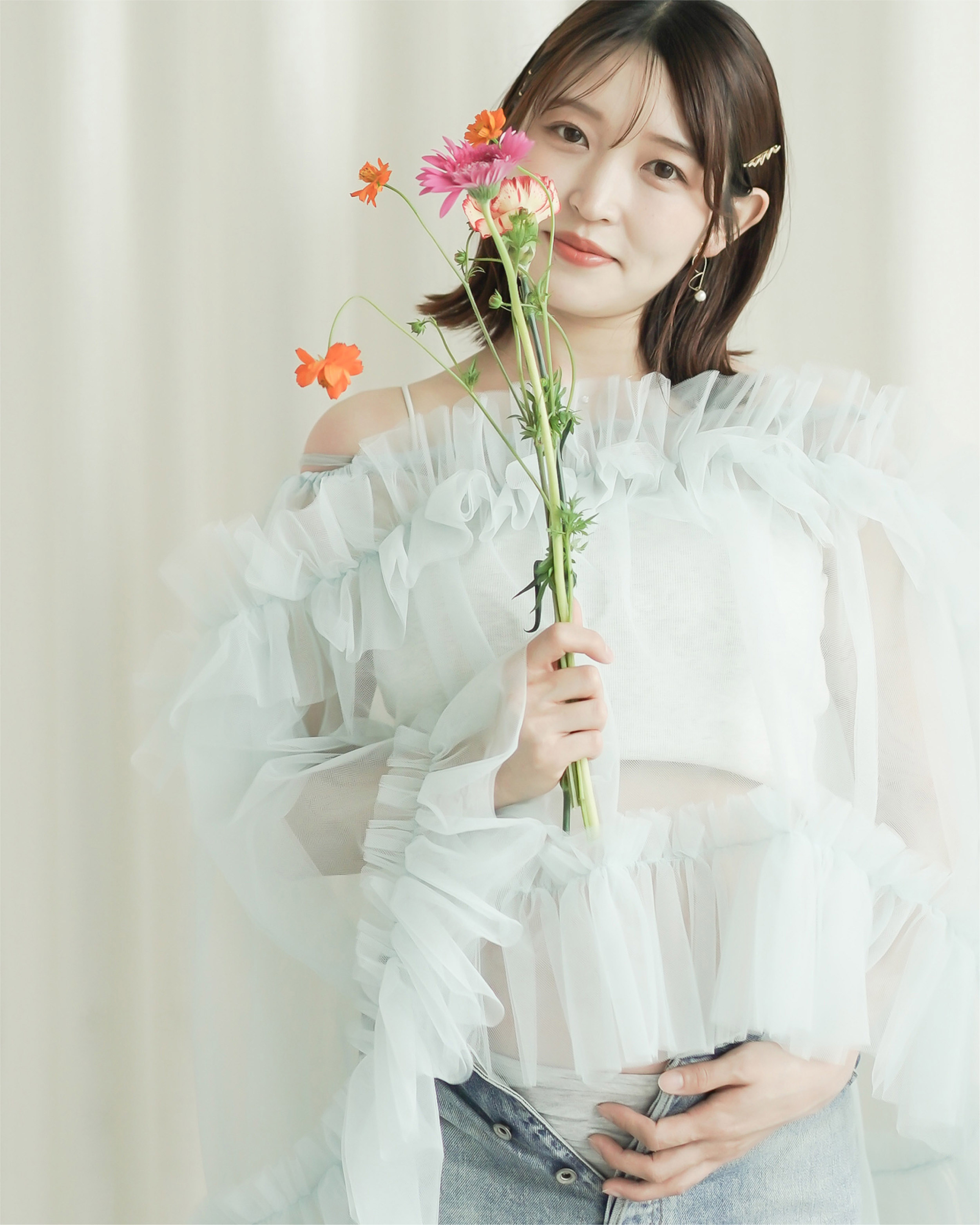 水色のチュールアイテムを合わせた爽やかなマタニティフォト衣装